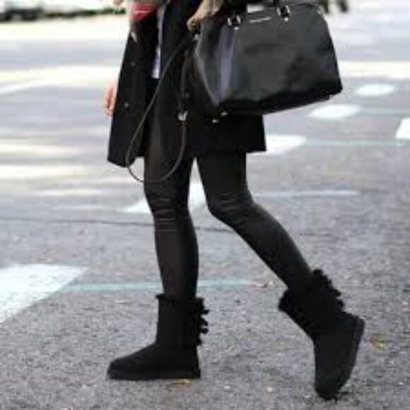 UGG Bailey Bow II  Black Winter Boots Ankle-Height Minimalist Size 8 - Picture 1 of 9